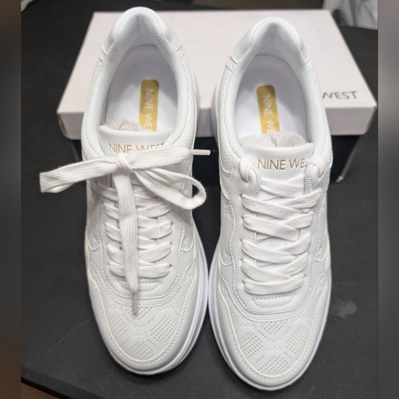Nine West Gingy3 All White Lace Up Platform Sneakers Classic Design Size 10M - Picture 2 of 8